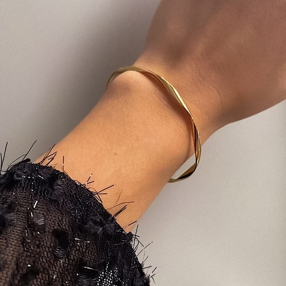 ⚜️𝟯𝟬%𝗢𝗙𝗙 𝗯𝘂𝗻𝗱𝗹𝗲𝘀 𝟯+⚜️ NEW Twisted Simple Delicate Cuff - Picture 5 of 13